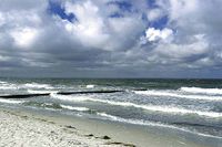 Die Wellen der Ostsee auf der Insel Hiddensee